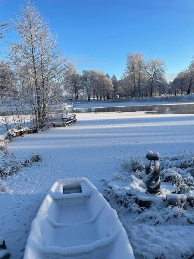 Romantic Spa Villa With Fireplace By The Lake Stjarnsund Bagian luar foto